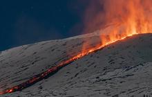 FOTO: Erupsi Gunung Etna yang Memukau: Saat Salju Menyatu dengan Lava