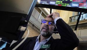 Ilustrasi seorang pedagang efek tengah bekerja di lantai Bursa Efek New York atau Wall Street, Selasa, 8 Juli 2025. (Foto: AP/Richard Drew)