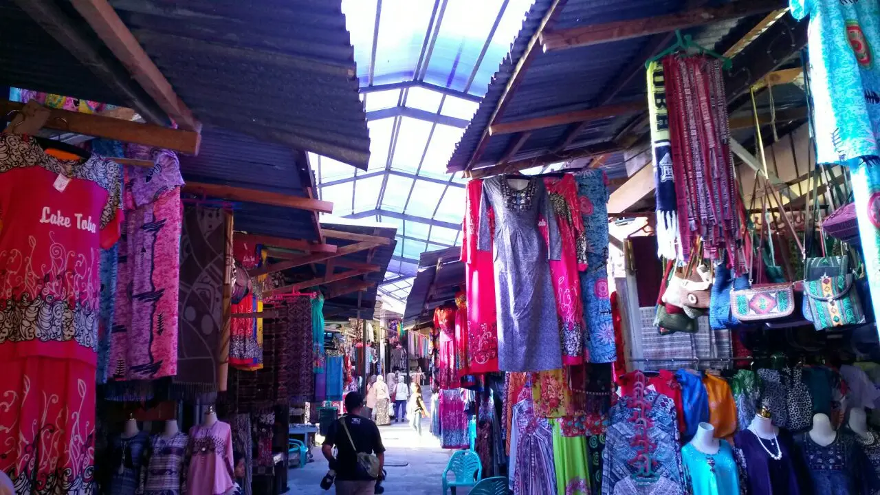 Pasar cinderamata di Desa Tomok, Pulau Samosir, Danau Toba (Rizki Akbar Hasan/Liputan6.com)