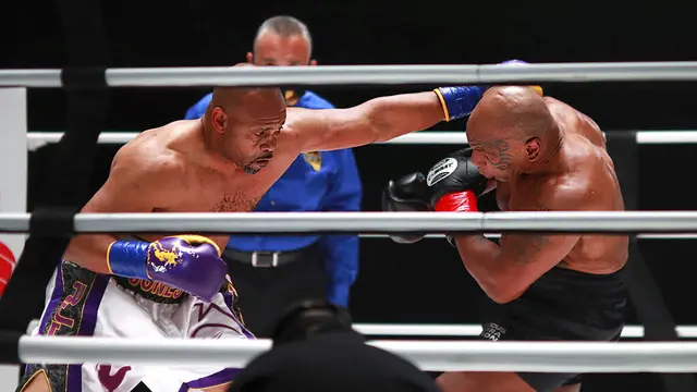 FOTO: Duel Mike Tyson Vs Roy Jones Jr Berakhir Tanpa Pemenang