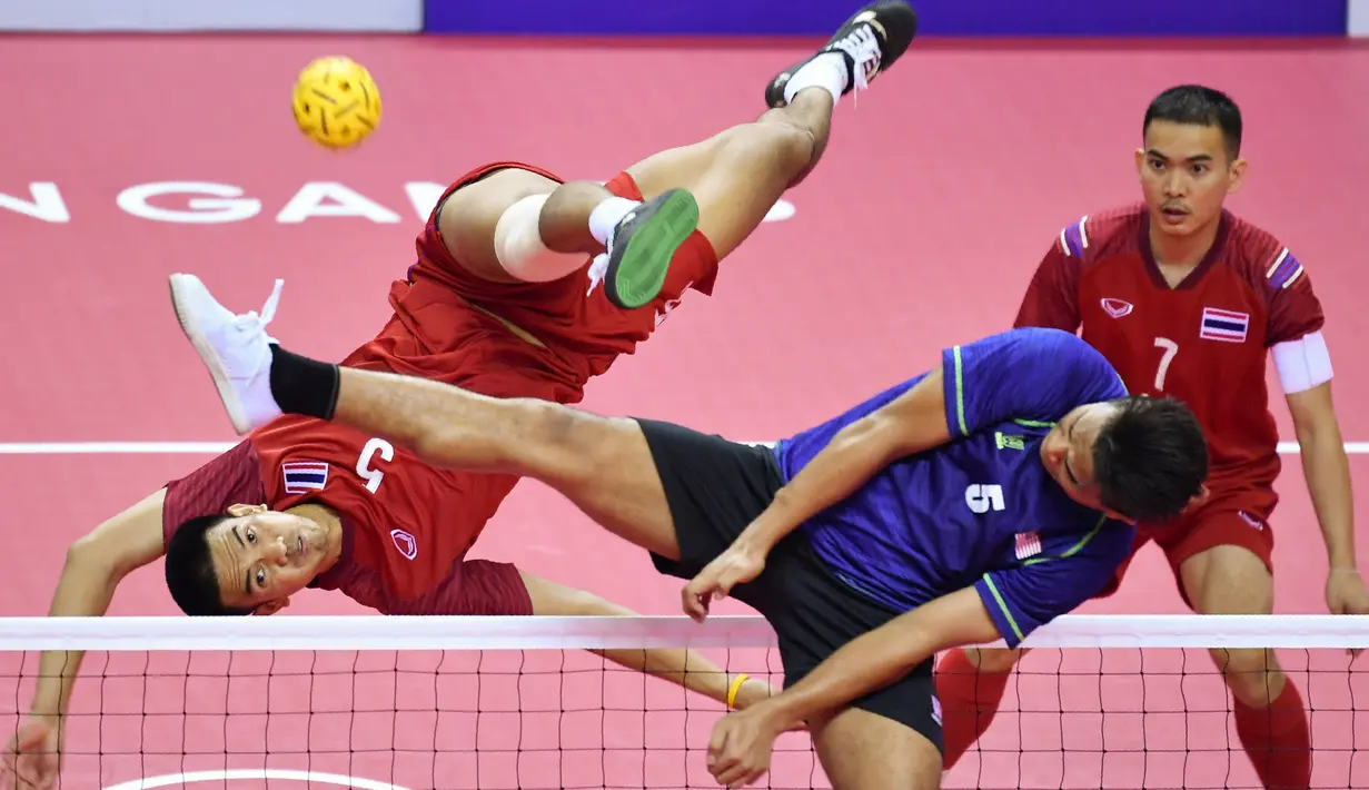 Atlet Sepak Takraw, Thailand, Pornchai Kaokaew, melepaskan tendangan saat melawan Malaysia pada laga Asian Games di Ranau Hall, Jakabaring, Palembang, Rabu, (22/8/2018). (AFP/Adek Berry)