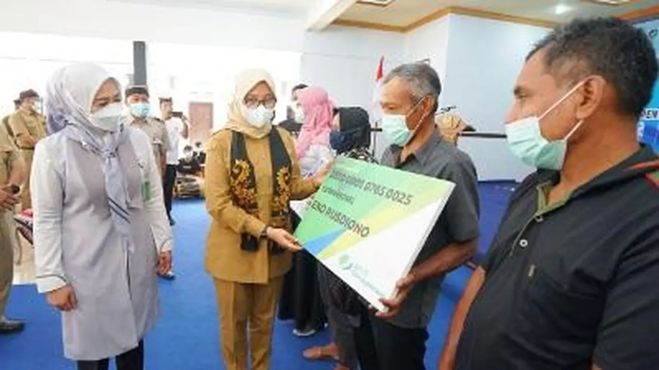 Bupati Banyuwangi Ipuk Fiestiandani secara simbolis menyerahkan asuransi untuk nelayan secara gratis (Istimewa)