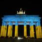 Gerbang Brandenburg diterangi dengan warna bendera Ukraina di Berlin, Jerman, Rabu (23/2/2022). Salah satu bangunan ikonik itu diterangi warna bendera nasional Ukraina, biru dan kuning untuk menunjukkan solidaritas selama ketegangan negera itu dengan Rusia. (AP Photo/Markus Schreiber)