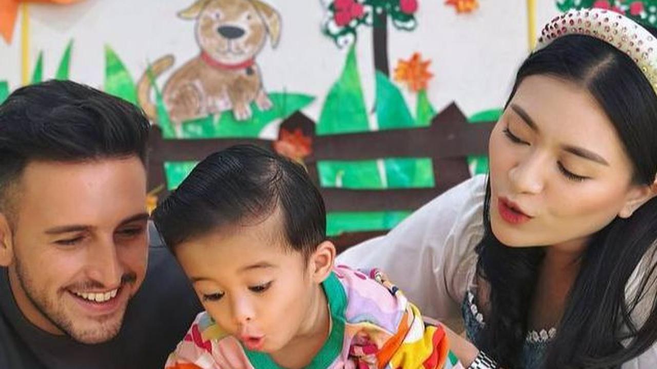 Cocok Jadi Ayah Sambung, 8 Foto Kedekatan Ladislao Tunangan Nathalie Holscher Dengan Adzam