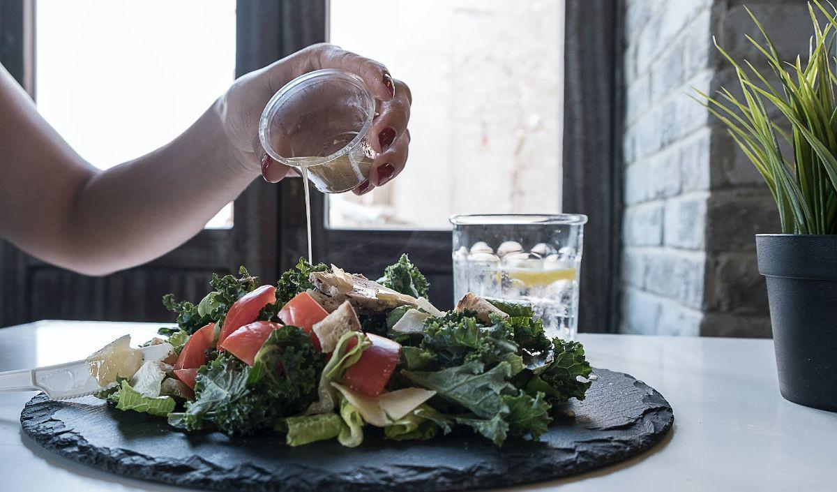 Dalam perjalanan menuju berat badan yang lebih sehat, memasukkan makanan tinggi serat dan protein ke dalam menu harian Anda adalah langkah penting.
