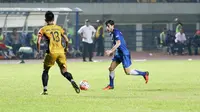 Pemain Persib, Robertino Pugliara mencoba melewati pemain Mitra Kukar pada laga Torabika SC 2016 di Stadion Gelora Bandung Lautan Api, Sabtu (18/6/2016). (Bola.com/Nicklas Hanoatubun)