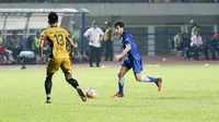 Pemain Persib, Robertino Pugliara mencoba melewati pemain Mitra Kukar pada laga Torabika SC 2016 di Stadion Gelora Bandung Lautan Api, Sabtu (18/6/2016). (Bola.com/Nicklas Hanoatubun)