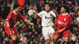 Pada 31 Januari 1996, Frank Lampard melakukan debut senior di West Ham United saat menghadapi Coventry City sebagai pemain pengganti. Dipercaya sebagai starter saat musim berikutnya, 17 Agustus 1996 kala bertandang ke Arsenal dan kalah 0-2. (AFP/Peter Wilcock)