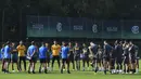 Pelatih Inter Milan, Antonio Conte berbicara dengan para pemain selama sesi latihan tim di Appiano Gentile, Italia (16/9/2019). Inter Milan akan bertanding melawan Slavia Praha pada grup F Liga Champions di Giuseppe Meazza, Italia. (AFP Photo/Miguel Medina)