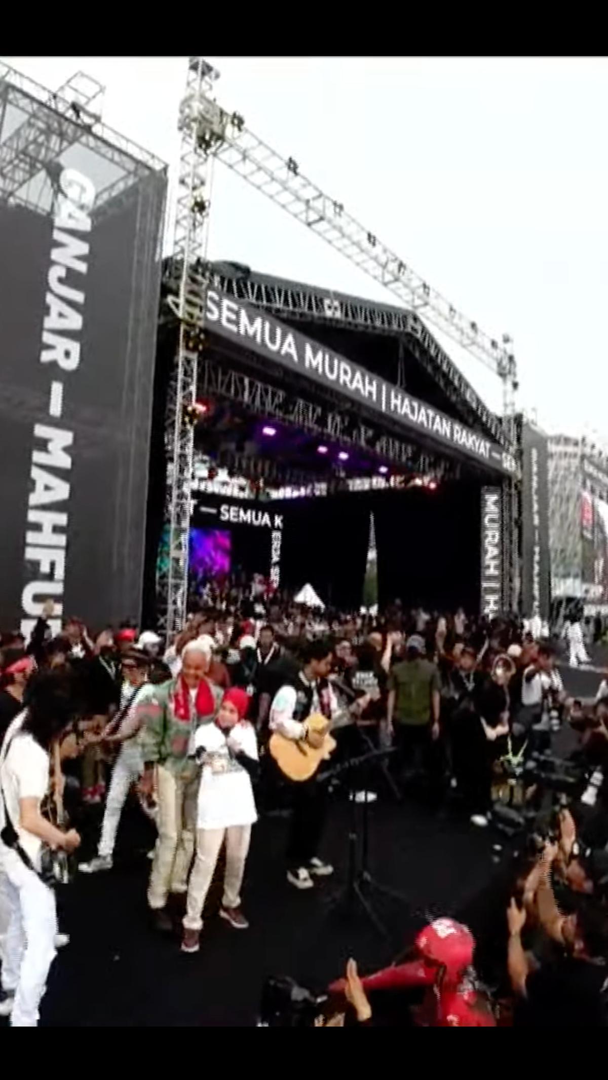 Alam berduet dengan Slank membawakan lagu berjudul terlalu manis.&nbsp;<br>