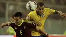 Duel panas terjadi antara Brasil melawan Venezuela pada pertandingan terakhir babak penyisihan grup C Copa Amerika 2015 di Stadion Monumental David Arellano, Santiago, Chili, (22/6/2015). Brasil menang tipis 2-1 atas Venezuela. (REUTERS/Jorge Adorno)