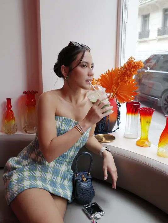Gaya chic memesona Pevita Pearce pakai mini dress bermotif kotak-kotak bernuansa kehijauan, tanpa tali. [Foto: Instagram/pevpearce]