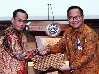 Menhub Budi Karya Sumadi berjabat tangan dengan Dirut Bank Mandiri Kartika Wirjoatmodjo usai penandatanganan perjanjian kerjasama transaksi Penerimaan Negara Bukan Pajak (PNBP) di Gedung Kemenhub, Jakarta, Senin (23/1). (Liputan6.com/Angga Yuniar)