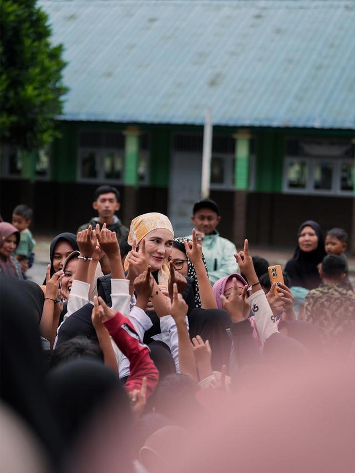 6 Potret Luna Maya Kirim Bantuan ke Aceh, Tak Hanya Melihat Sisa Bencana Tapi Kuatnya Hati Manusia