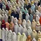 Umat ​​Islam mengikuti sholat Idul Adha di Lhokseumawe, Aceh pada 29 Juni 2023. (AZWAR IPANK/AFP)