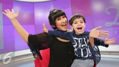 Cut Memey dan Nathan saat menghadiri acara Dear Haters di SCTV Tower, Jakarta, Kamis (31/3/2016). Cut Memey terlihat akrab dengan anak hasil pernikahan dengan bule asal Kanada, Paul Rowland. (Liputan6.com/Angga Yuniar)