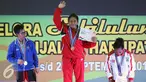 Lifter Bali, Sinta Luh Darmariani (tengah) diapit Dwi M Lestari (Jabar) dan Naomi L Rumbewas (Papua Barat) di podium kemenangan angkat besi putri kelas 63kg di Gymnasium Si Jalak Harupat, Kab Bandung, Rabu (21/9). (Liputan6.com/Helmi Fithriansyah)