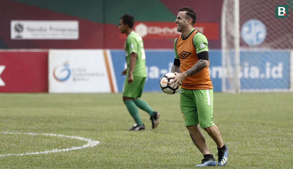 Pemain Bhayangkara FC, Paulo Sergio, tertawa saat latihan di Stadion PTIK, Jakarta, Minggu (2/12). Latihan ini persiapan jelang laga Liga 1 melawan PSM Makassar. (Bola.com/Yoppy Renato)