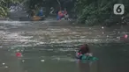 Debit air kali Ciliwung berkurang dimanfaatkan warga untuk mencari barang bekas botol plastik di Jakarta, Jumat (11/8/2023).  Hal ini dikarena debit bendungan Katulampa berkurang. Selain itu Tinggi Muka AIr (TMA di Katulampa masih berada 0 centimeter sejak awal Juni 2023. (merdeka.com/Imam Buhori)