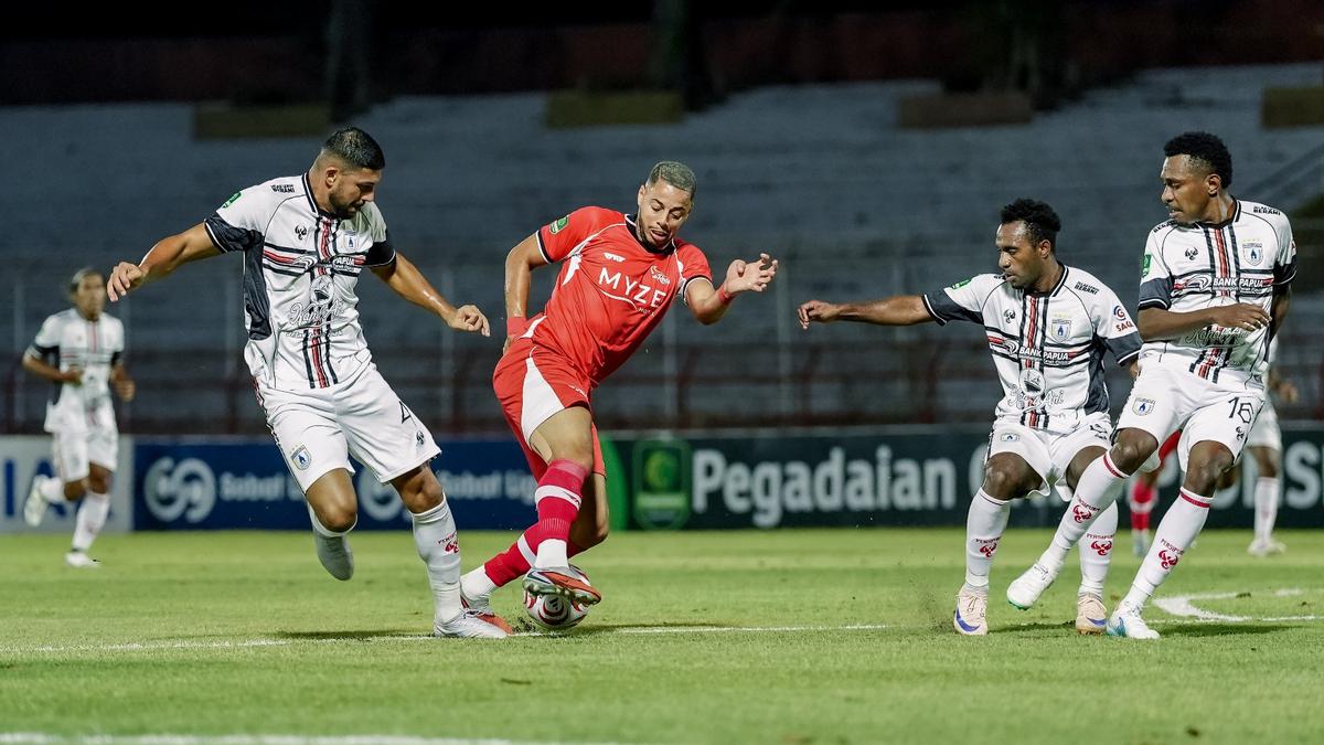 Pegadaian Championship: Aji Santoso Bicara Mentalitas De Red FC usai Ditekuk Persipura