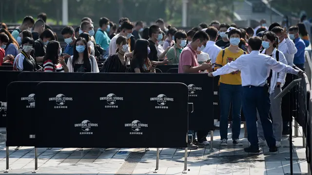 FOTO: Antusiasme Warga Saat Uji Coba Universal Studios Beijing