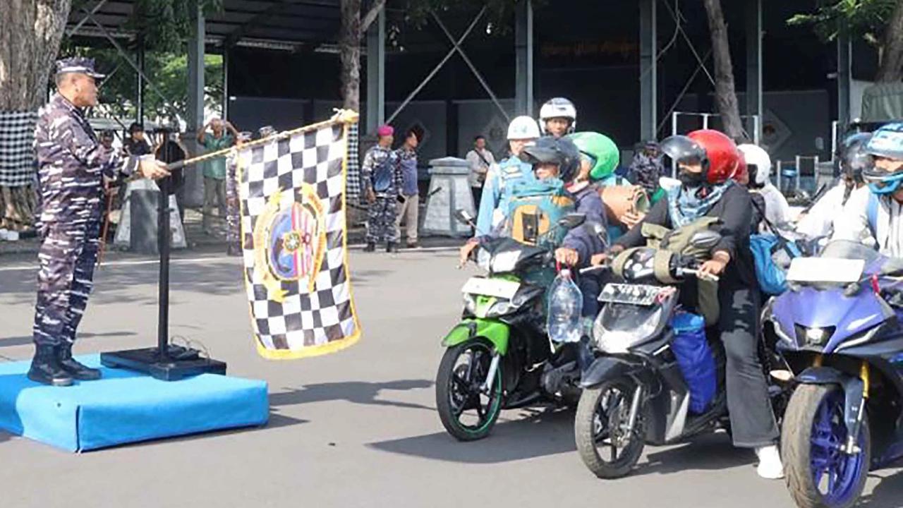FOTO: Mudik Gratis TNI AL Tiba di Surabaya Bawa Ribuan Pemudik dan Sepeda Motor