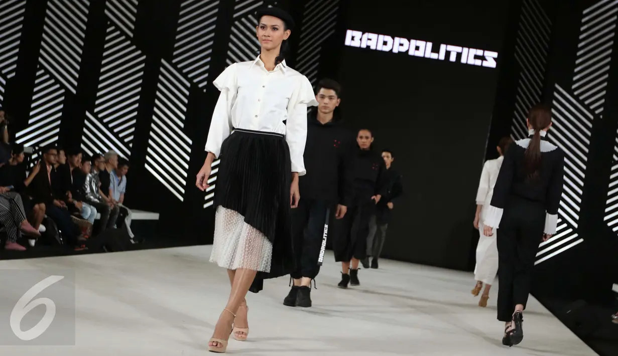 Sejumlah model berjalan dipanggung menutup peragaan busana rancangan LasSalle College dalam pagelaran Senayan City Fashion Nation ke-11, Jakarta, Selasa (11/4). (Liputan6.com/Gempur M. Surya)
