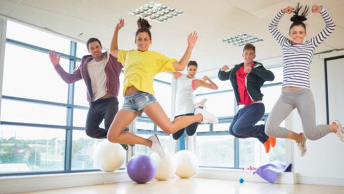Senam Zumba Ampuh Turunkan Bobot Tubuh Dan Meratakan Perut Loh Beauty Fimela Com