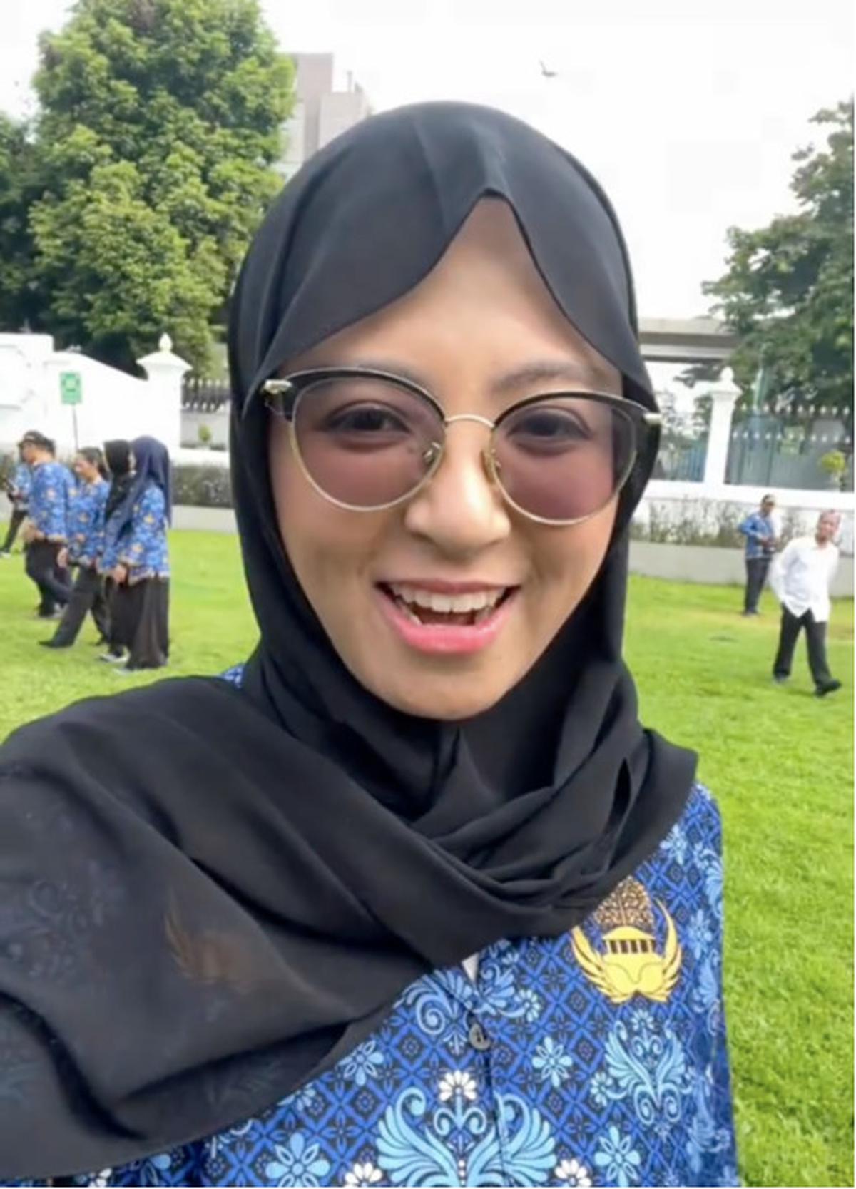 perempuan cantik pns resign