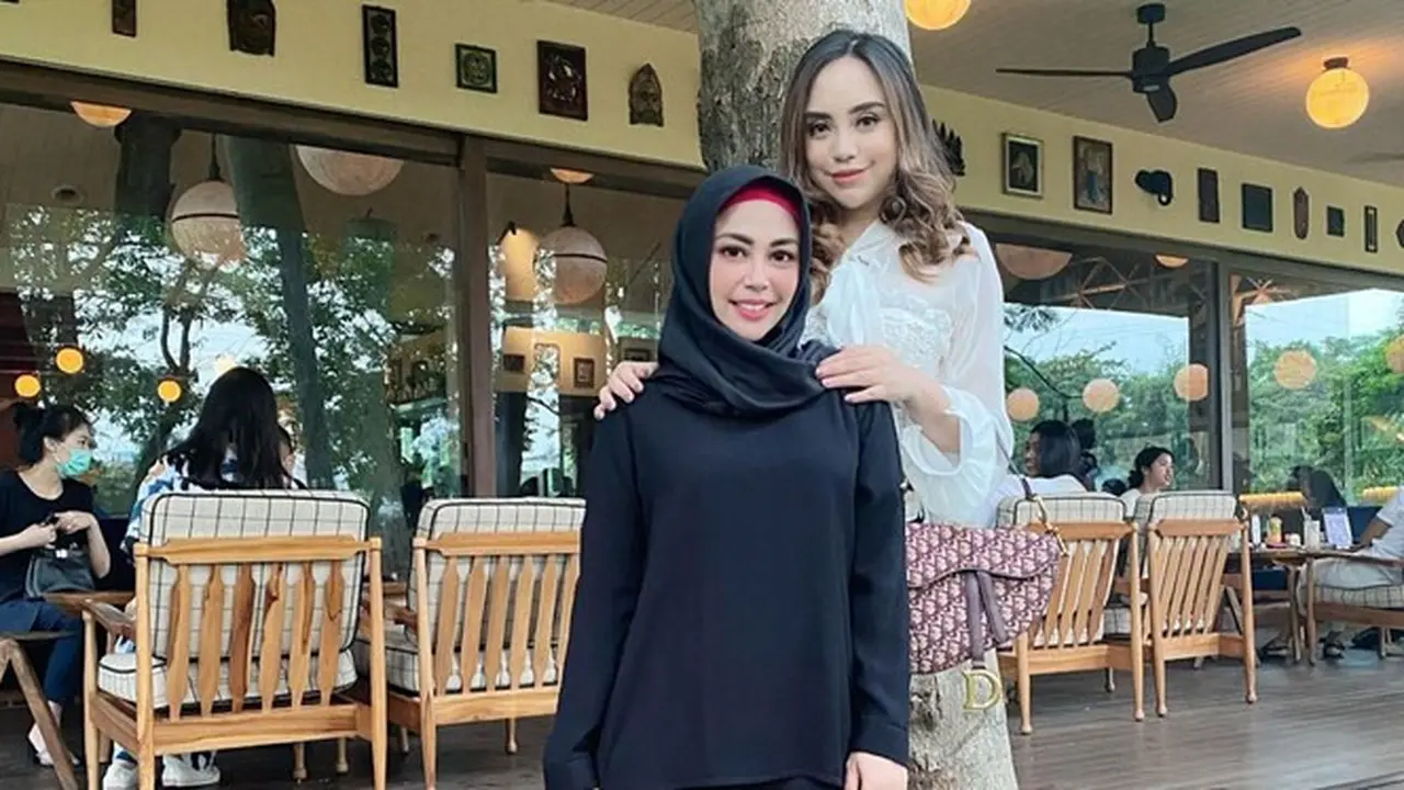 7 Potret Kompak Salmafina Sunan dan Sang Ibunda, Bak Kakak Beradik