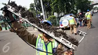Petugas menunjukan paku yang dikumpulkan saat aksi giat sapu bersih ranjau paku di Jalan Kyai Tapa, Jakarta, Jumat (6/11). Aksi itu untuk membersihkan jalan dari ranjau paku yang disebarkan oknum tak bertanggung jawab. (Liputan6.com/Immanuel Antonius)