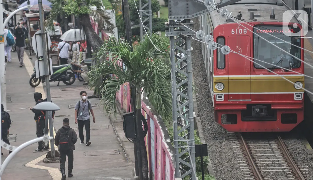 Rangkaian kereta listrik Commuter Line atau KRL saat melintas di Stasiun Jatinegara, Jakarta, Senin (2/1/2023). Pemerintah pusat mengalokasikan subsidi pada kebijakan tarif yang sudah berlaku sekitar lima tahun terakhir sehingga pengguna KRL di Jabodetabek hanya perlu membayar Rp3.000 untuk 25 km pertama, dan Rp1.000 untuk setiap 10 km berikutnya. (merdeka.com/Iqbal S Nugroho)