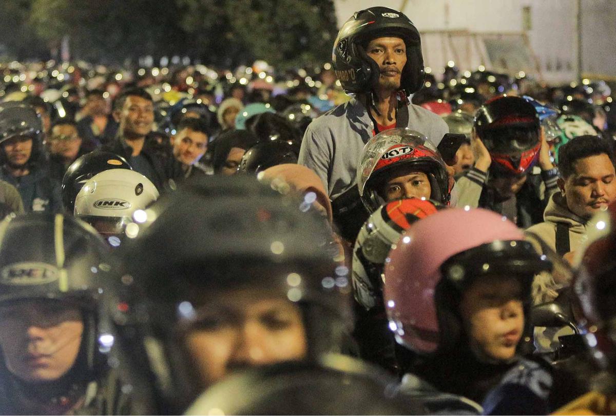 FOTO: Sambil Tidur di Motor, Warga Antri Masuk Kapal Di Puncak Arus Mudik Ciwandan