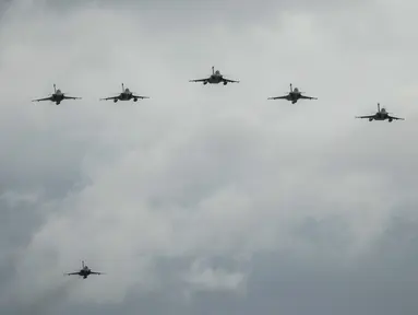 Enam Jet tempur Rafale terbang di langit di pangkalan udara militer Tanagra, sekitar 82 kilometer (51mil) utara Athena, Yunani (19/1/2022). Yunani menerima enam jet tempur Rafale pertama dari Prancis yang dibeli berdasarkan kesepakatan pertahanan dengan Prancis. (AP Photo/Thanassis Stavrakis)