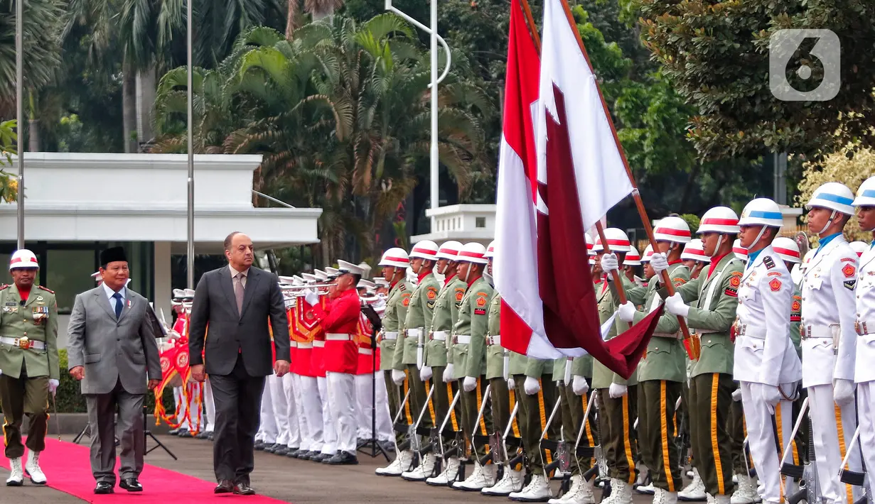 Menteri Pertahanan Prabowo Subianto menerima kunjungan kehormatan dari Wakil Perdana Menteri dan Menteri Negara Urusan Pertahanan Qatar Khalid bin Muhammad Al-Attiyah untuk memperkuat kerjasama pertahanan antara kedua negara. (Liputan6.com/Angga Yuniar)