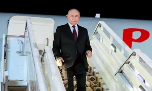 Presiden Rusia Vladimir Putin tiba di Bandara Turkmenbashi, Turkmenistan, Kamis (8/10/2026), untuk menghadiri KTT Persemakmuran Negara-Negara Merdeka (CIS). (Dok. AFP/Vladimir Smirnov)