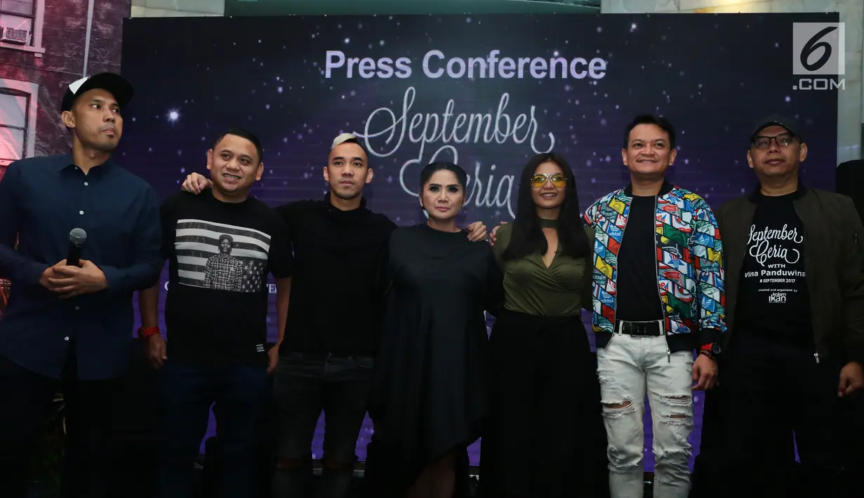 Penyanyi Vina Panduwinata foto bersama dan musisi muda seusai jumpa pers konser tunggal Vina Panduwinata yang bertajuk "September Ceria" di kawasan Semanggi, Jakarta, Rabu (23/08). (Liputan6.com/Herman Zakharia)