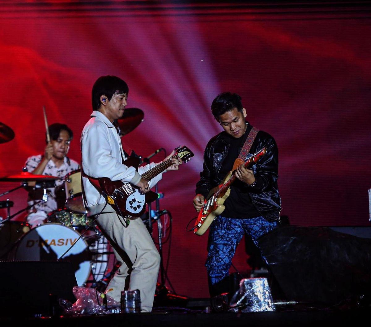 Penampilan band D'masiv saat memeriahkan Titik Kumpul Festival 2024  di Stadion Madya GBK, Jakarta Pusat hari ini Sabtu (27/4/2024). D'masiv  membawakan lagu hits mereka di antaranya "Merindukanmu", "Cinta Ini Membunuhku", "Pergilah Kasih" , "Diantara Kal