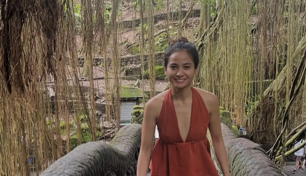 Selanjutnya, saat berkunjung ke Ubud Monkey Forest, Acha mengenakan setelan orange dengan atasan model v neck dipadukan celana panjangnya. Ia pun mengenakan sandal putih. Wajahnya tampil tanpa makeup dengan rambut dikuncir cepol. [@septriasaacha]