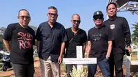 Abdel Achrian Ziarah ke Makam Temon, Kenang Persahabatan Puluhan Tahun