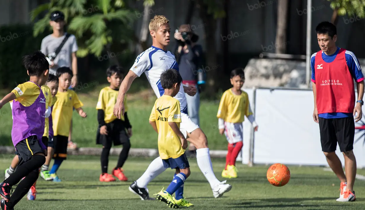 Gelandang AC Milan asal Jepang, Keisuke Honda, memberikan pelatihan kepada 150 anak di Lapangan Simprug, Jakarta, Sabtu (11/6/2016). (Bola.com/Vitalis Yogi Trisna)