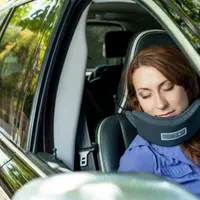 Dengan hammock mini ini, kamu nggak akan lagi tidur di transportasi umum dengan posisi mangap dan bersandar pada penumpang di sebelahmu. (Via: boredpanda.com)