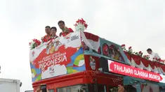 Tontowi Ahmad, Liliyana Natsir, Eko Yuli dan Sri Wahyuni  dsaat menaiki bus Bandros di Terminal 3, Bandara Soekarno-Hatta, Jakarta, Selasa (23/8/2016). (Bola.com/Nicklas Hanoatubun)