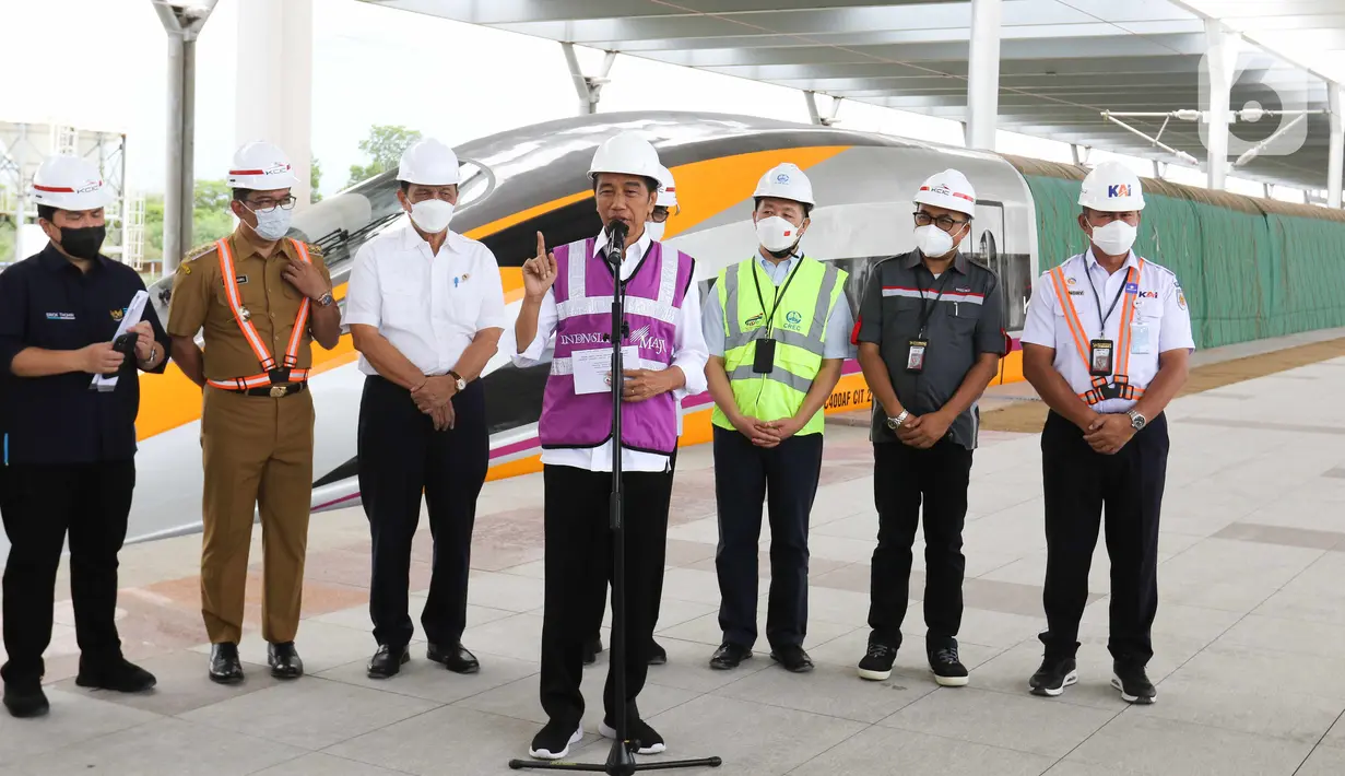 Presiden Joko Widodo atau Jokowi (tengah) menyampaikan pernyataan saat meninjau proyek Kereta Cepat Jakarta-Bandung di Stasiun Tegalluar, Bandung, Jawa Barat, (13/10/2022). Menurut data terakhir milik PT Kereta Cepat Indonesia China (KCIC), pemasangan rel Kereta Cepat Jakarta-Bandung saat ini baru mencapai sepanjang 17 km. (Liputan6.com/Herman Zakharia)