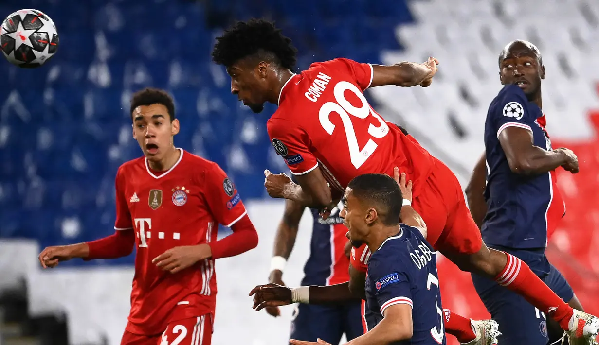 Pemain Bayern Munchen, Kingsley Coman, menyundul bola saat melawan Paris Saint-Germain (PSG) pada laga Liga Champions di Stadion  Parc des Princes, Rabu (14/4/2021). PSG takluk dengan skor 0-1. (AFP/Frank Fife)