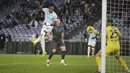 Pemain Lazio, Tijjani Noslin (kiri) mencetak gol melalui sundulan ke gawang Napoli pada babak laga 16 besar Coppa Italia 2024/2025 di Olympic Stadium, Roma, Italia, Jumat (06/12/2024) WIB. (AP Photo/Andrew Medichini)