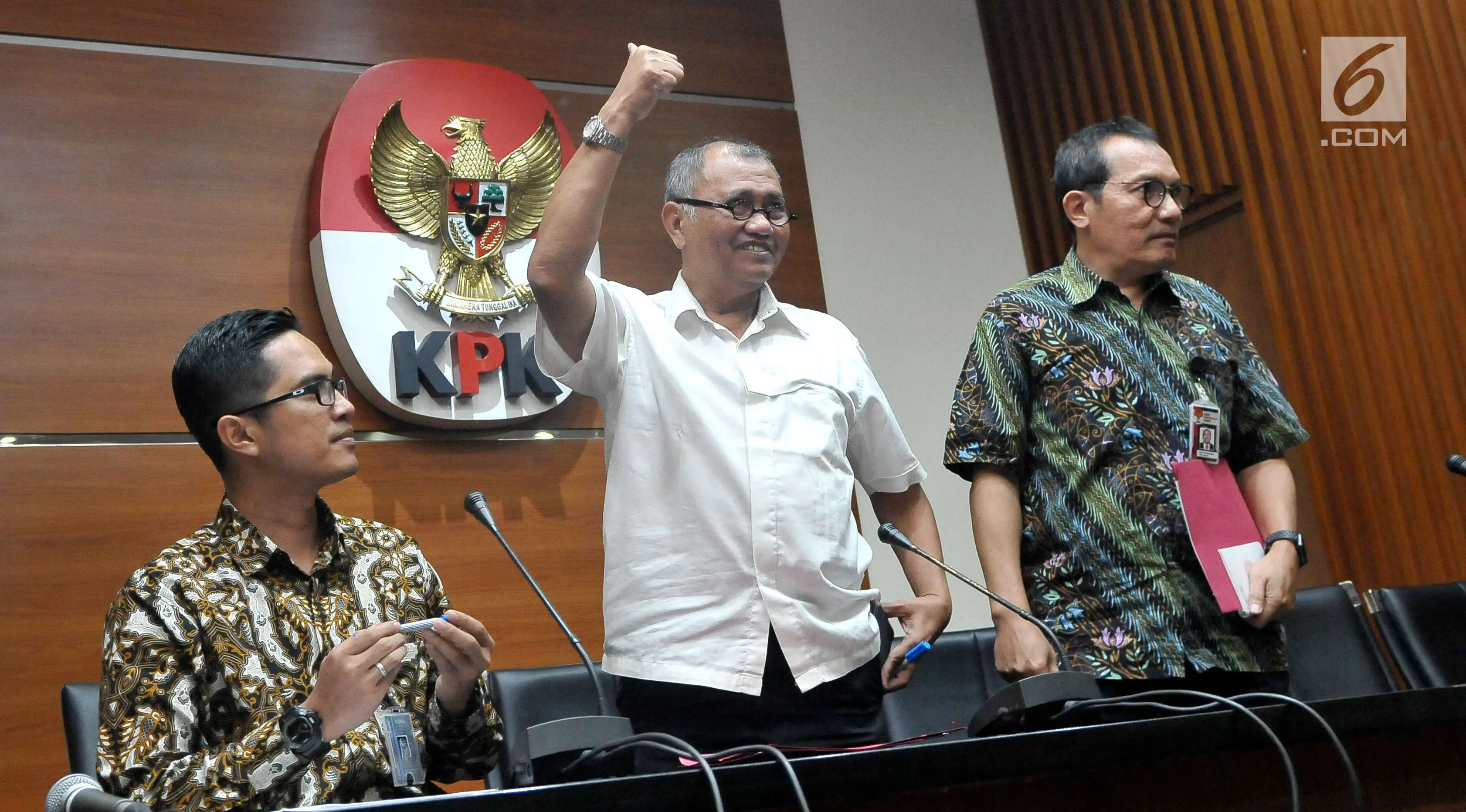 Ketua KPK Agus Rahardjo mengepalkan tangan saat memberikan keterangan pers terkait penetapan Ketua DPR RI Setya Novanto sebagai tersangka di Gedung KPK Jakarta, Senin (17/7). (Liputan6.com/Helmi Afandi)