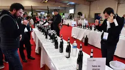 Pengunjung mencicipi wine organik dalam pameran  Millesime Bio 2018 di Kota Montpellier, Prancis, Senin (29/1). Sebanyak seribu peserta mengikuti pameran ini pada tahun lalu. (AFP PHOTO/PASCAL GUYOT)