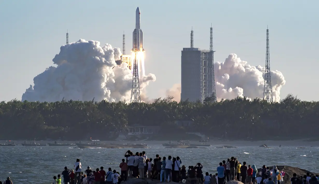 Roket Long March 5B lepas landas dari Pusat Peluncuran Ruang Angkasa Wenchang di Provinsi Hainan, China, Selasa (5/5/2020). Roket dengan panjang 53,7 meter dan bobot tinggal landas sekitar 849 ton itu membawa pesawat luar angkasa nirawak. (Guo Cheng/Xinhua via AP)
