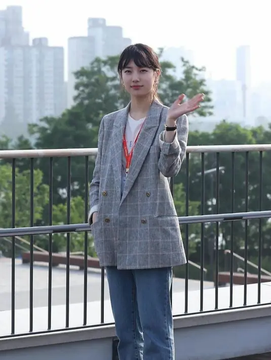 Memerankan karakter Seo Dal Mi dalam drama Korea ‘Start Up’, Suzy bergaya smart casual dengan memadukan plaid blazer dengan t-shirt dan celana jeans. (Instagram/tvn startup).